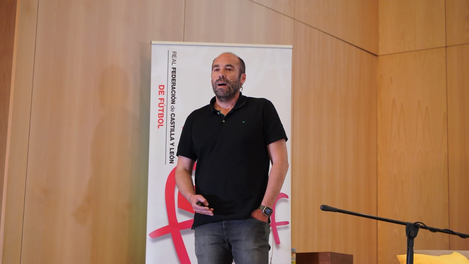 El profesor Javier Sánchez presenta un proyecto pionero para prevenir lesiones y optimizar el rendimiento en el fútbol femenino