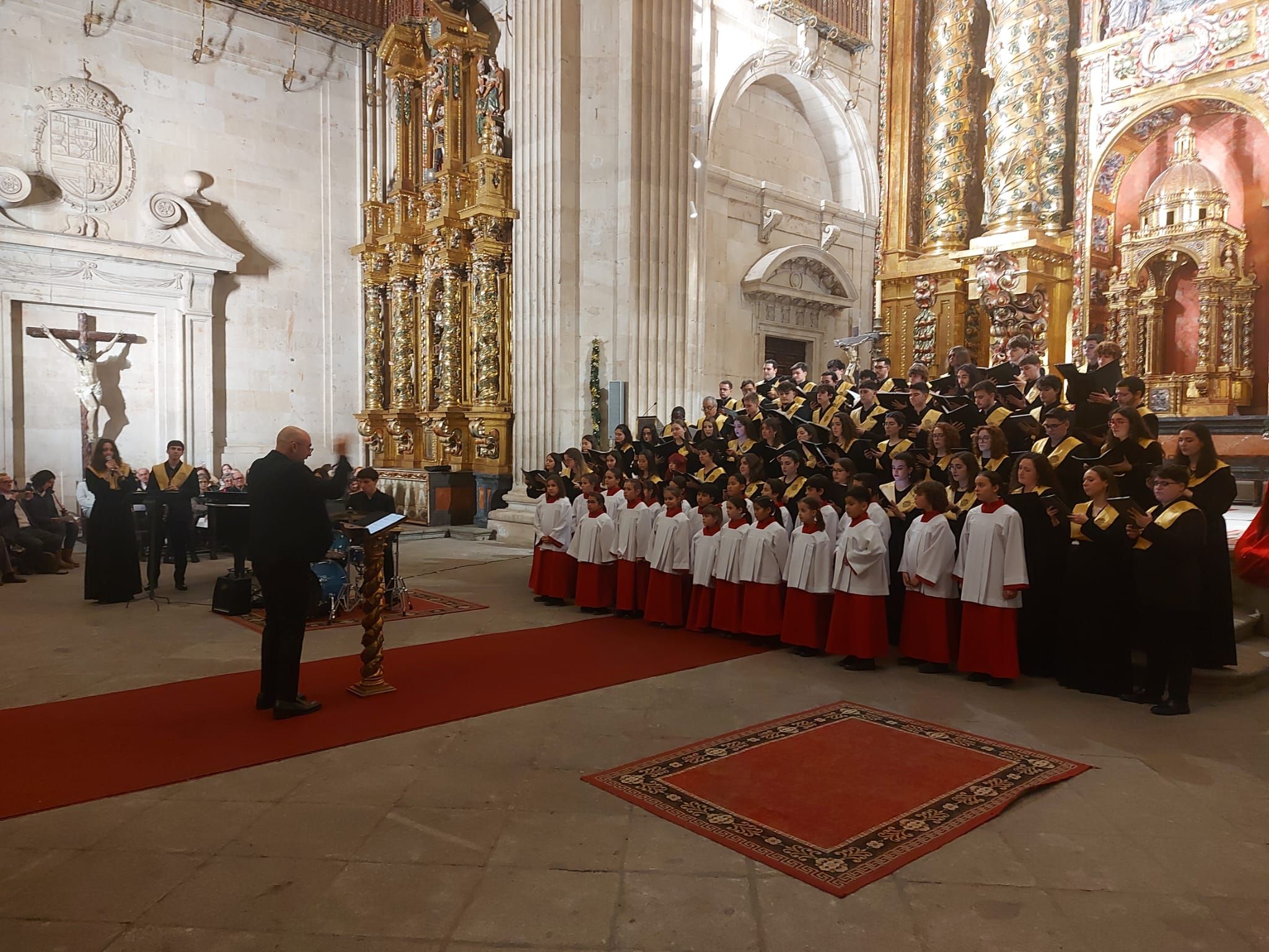 El Coro Tomás Luis de Victoria y los niños del Coro de la Catedral llenan La Clerecía por Navidad