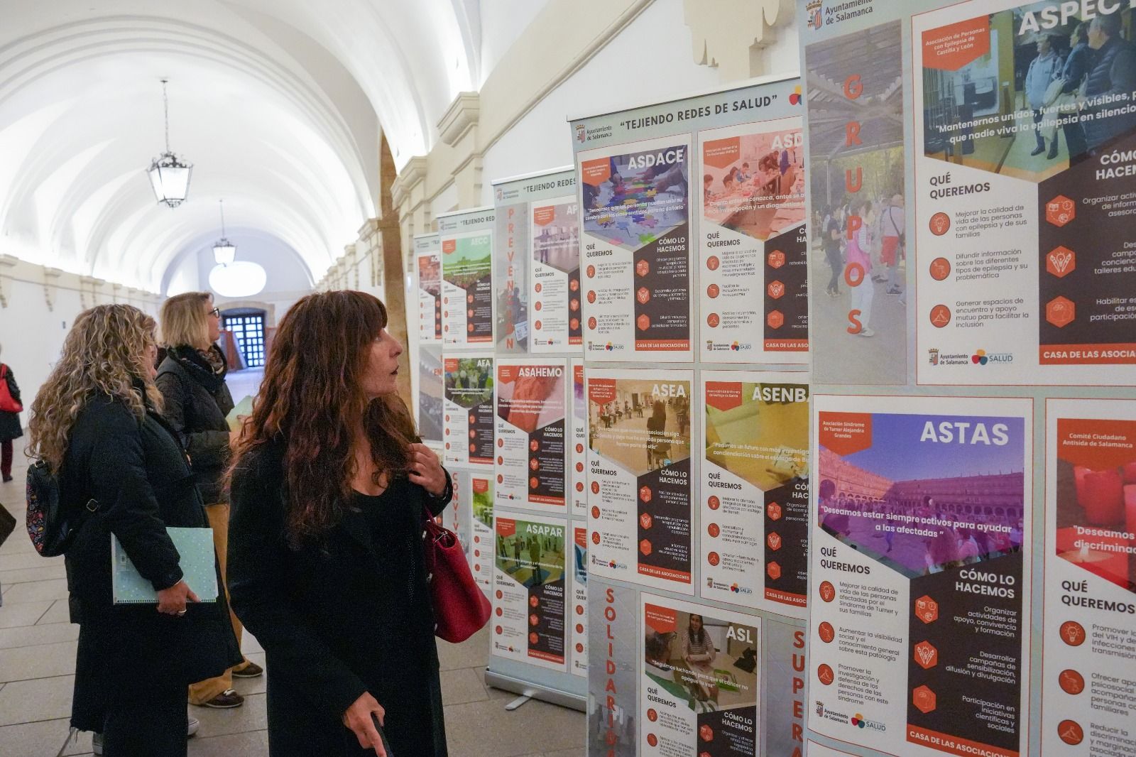 La exposición itinerante ‘Tejiendo Redes de Salud’ llega la Sede central para acercar el tejido asociativo y el voluntariado a los jóvenes