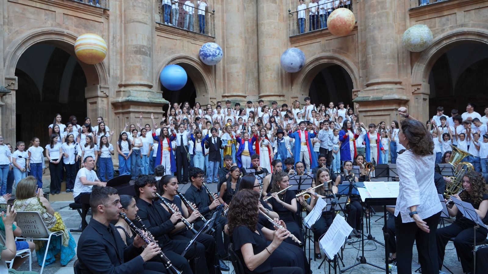 El musical 'Un mundo en planetas' llena de emoción el Patio Barroco para celebrar el 50 aniversario de la Facultad de Educación